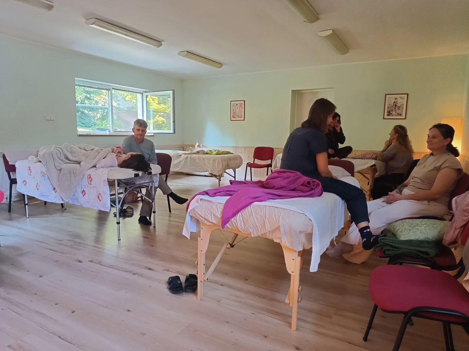 Účastníci semináře při praktickém učení a práci ve dvojicích.